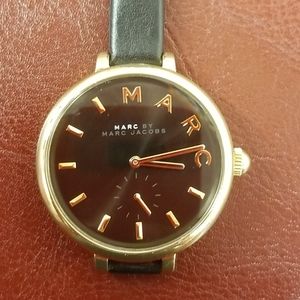 MARC JACOBS WATCH BLACK AND GOLD